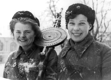 Пулеметчицы истребительного батальона. Фото Б.Васютинского. Январь 1943