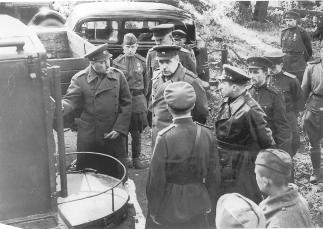 Командующий войсками Ленинградского фронта Л. А. Говоров с группой офицеров. Фото Б. Васютинского. Ноябрь 1943.