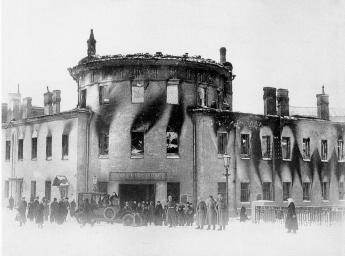 Литовский замок, сожженный в дни Февральской революции. Фото К. К. Буллы. 1917.