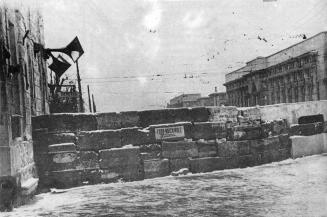 Barricade on Mezhdunarodny Avenue. Photo by G.Chernov. 1942.