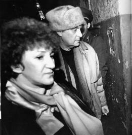 Г. В. Старовойтова и О. В. Басилашвили во время посещения изолятора "Кресты". Март 1990.