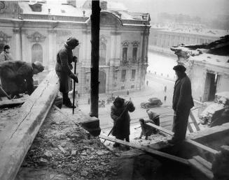 Восстановительные работы на Невском проспекте. Фото 1944.