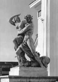 Скульптурная группа "Похищение Прозерпины Плутоном" перед портиком Горного института