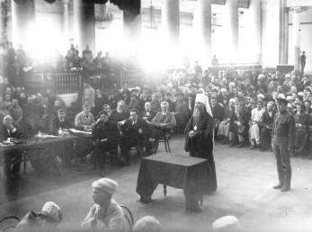 Заседание Петроградского ревтрибунала по делу ми-трополита Вениамина. Фото 1922.