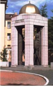 Памятник военным медикам. 1996. Скульптор Б.А. Петров
