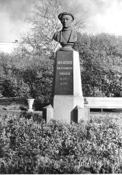 Памятник В. П. Алексееву. 1928. Скульптор М.Я. Харламов
