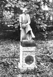 Памятник О.Ф. Берггольц. 1988. Скульптор Н.Г. Сухорукова
