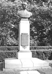 Памятник В.М. Голубеву. 1948. Скульптор Д.П. Шварц