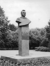 Памятник Г.М. Гречко. 1983. Скульптор Ю.С. Динес