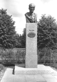 Памятник Н.Н. Исанину. 1984. Скульптор М.К. Аникушин