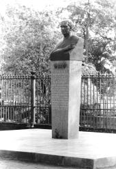 Памятник П.П. Капице. 1979. Скульптор А.М. Портянко
