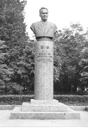 Памятник А.Н. Косыгину. 1977. Скульптор Н.В. Томский