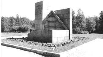 Памятник В.И. Ленину («Шалаш»). 1928. Архитектор А.И. Гегелло