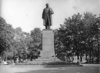 Памятник В.И. Ленину. 1955. Скульптор П.П. Яцыно