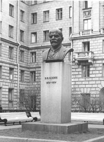 Памятник В.И. Ленину. 1957. Скульптор В.И. Ингал