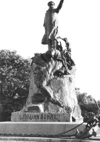 Памятник адмиралу С.О. Макарову. 1958. Скульптор Л.В. Шервуд