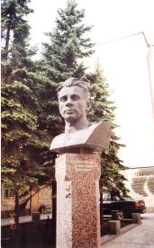 Памятник А.И. Маринеску. 1990. Скульптор М. Анануров