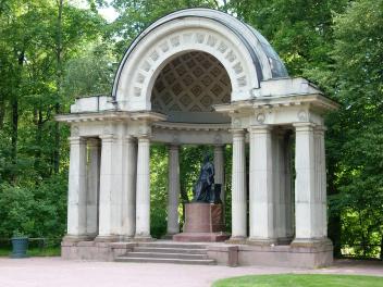 Памятник императрице Марии Федоровне. 1914. Скульптор В.А. Беклемишев