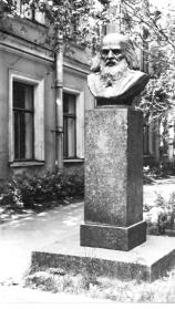 Памятник Д.И. Менделееву. 1935. Скульптор И.Ф. Безпалов