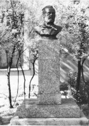 Памятник Л. Пастеру. 1935. Скульптор И.Ф. Безпалов
