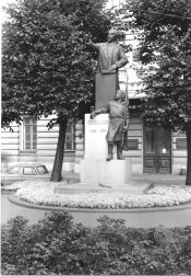 Памятник Г.В. Плеханову. 1925. Скульпторы И.Я. Гинцбург, М.Я. Харламов