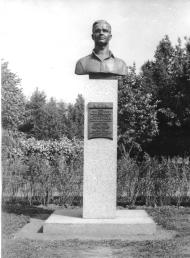 Памятник В.А. Смирнову. 1983. Скульптор Н.С. Кочуков