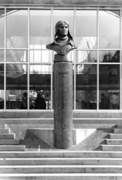 Памятник В.П. Чкалову. 1997. Скульпторы А.С. Чаркин, В.Д. Свешников