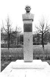 Памятник А.Н. Щукину. 1986. Скульптор Е.Б. Преображенская