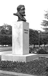 Памятник Ф. Энгельсу. 1934. Скульптор С.А. Евсеев