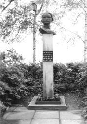 Памятник М.Я. Яковлевой. 1971. Скульптор В.И. Трояновский