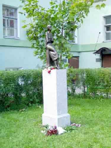Памятник Ахматовой. Фото с сайта http://www.gmgs.spb.ru