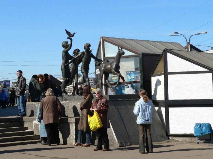 Скульптура "Бегущие дети". Фото В.Ф. Лурье с сайта http://www.petrograph.ru/