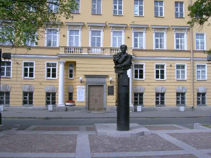 Памятник А. Бетанкуру. Фото В. Лурье с сайта http://www.petrograph.ru/