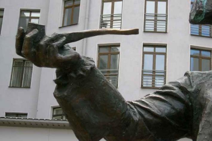 Памятник Василию. Фрагмент. Фото В. Лурье с сайта http://www.petrograph.ru/