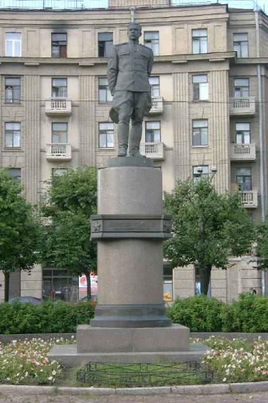 Памятник Говорову. Фото В. Лурье с сайта http://www.petrograph.ru/