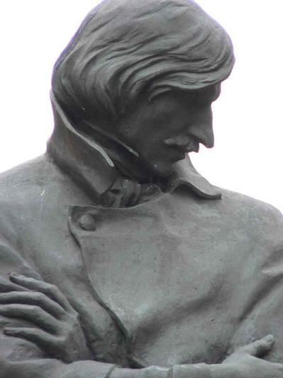 Памятник Н.В. Гоголю. Фрагмент. Фото В. Лурье с сайта http://www.petrograph.ru/