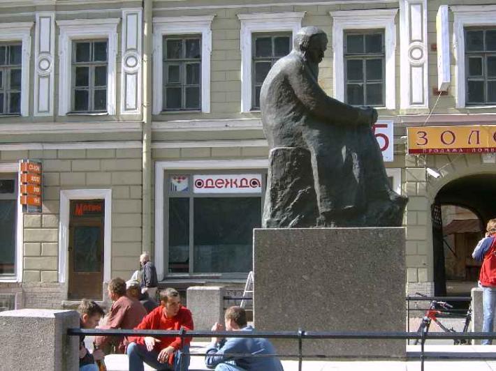 Памятник Ф. Достоевскому. Фото В. Лурье с сайта http://www.petrograph.ru/