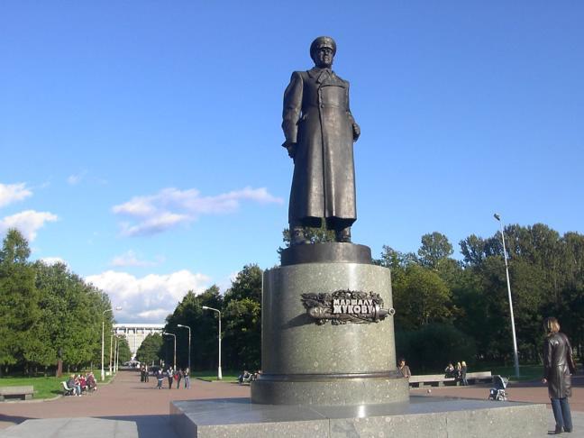 Памятник Г. Жукову. Фото А. Разумова с сайта http://al-spbphoto.narod.ru/