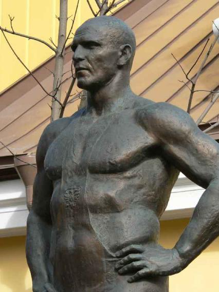 Памятник А. Карелину. Фрагмент. Фото В. Лурье с сайта http://www.petrograph.ru/