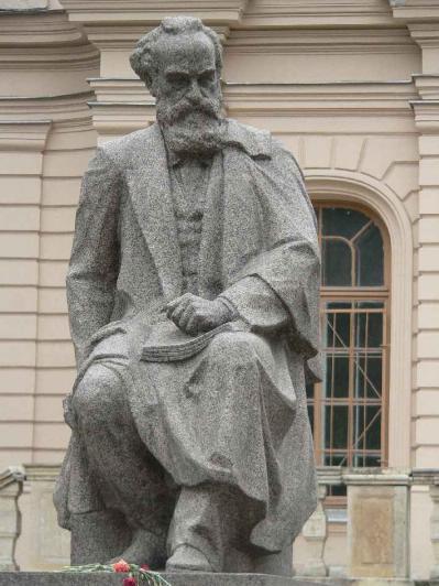 Памятник Лесгафту. Фрагмент. Фото В. Ф. Лурье с сайта http://www.petrograph.ru/