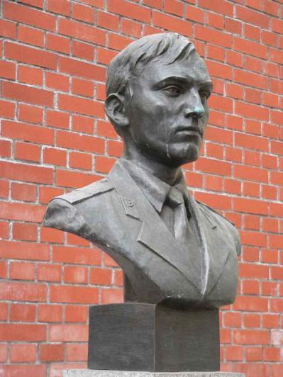 Памятник Г. Гарбару. Фото В. Лурье с сайта http://www.petrograph.ru/
