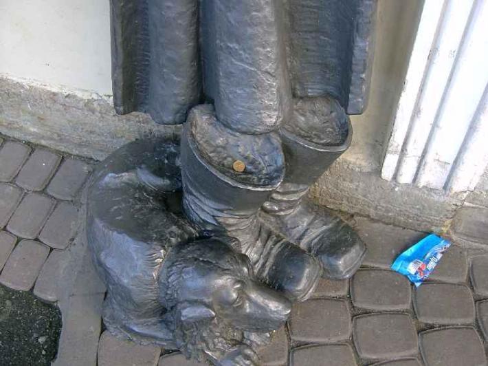 Памятник Муму. Фрагмент. Фото В. Лурье с сайта http://www.petrograph.ru/