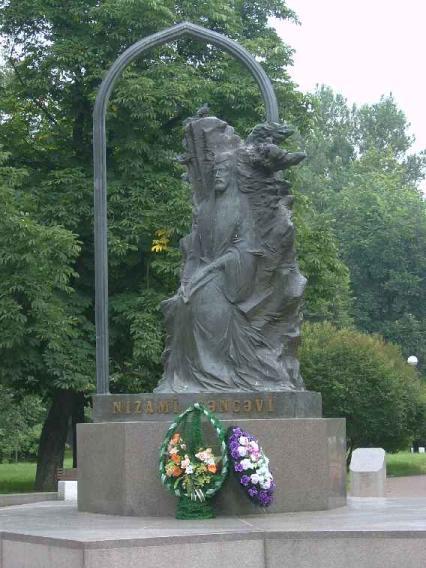 Памятник Низами. Фото В. Лурье с сайта http://www.petrograph.ru/