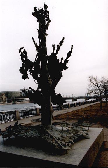 Памятник Нобелю. Фото П. Васильева с сайта www.opushka.spb.ru