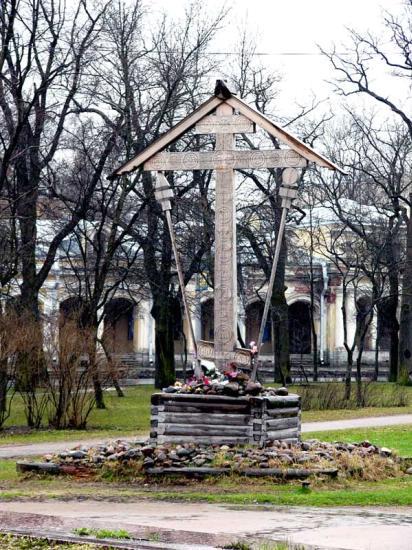 Памятный крест на месте Екатерининского собора. Фото с сайта http://geglov2.narod.ru