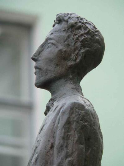Памятник А. Блоку. Фрагмент. Фото В. Лурье с сайта http://www.petrograph.ru/