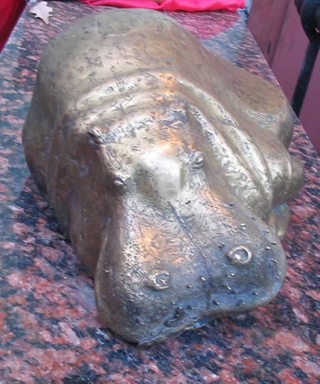 Памятник бегемоту. Фото с сайта http://www.spbu.ru/