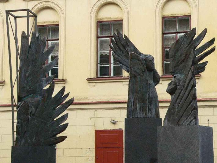 Три ангела. Фото В. Лурье с сайта http://www.petrograph.ru/