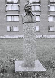 Памятник Д. Гранину на Аллее Славы Гуманитарного университета профсоюзов. Фото Н. Колдышевой. 9 сентября 2008 г.