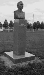 Памятник Д. Россу на Аллее Славы Гуманитарного университета профсоюзов. Фото Н. Колдышевой. 9 сентября 2008 г.